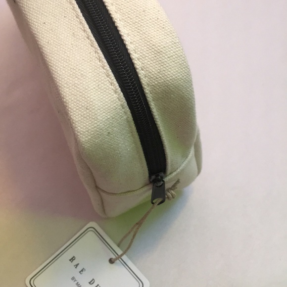 Flawless Makeup Bag - Picture 3 of 3